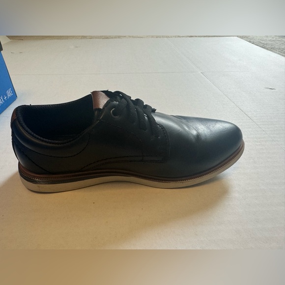 Boys shoes size 2 - Picture 2 of 4